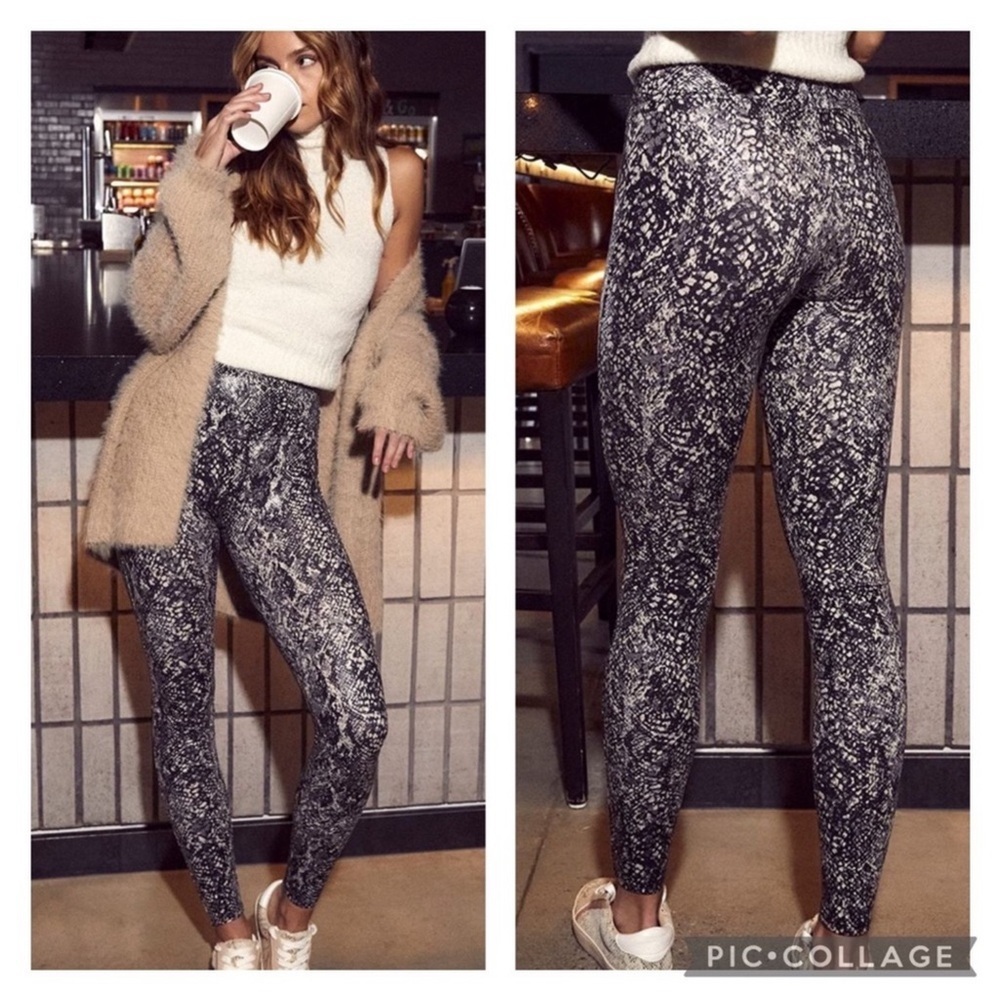 SPANX faux leather snakeskin‎ shine leggings size Medium